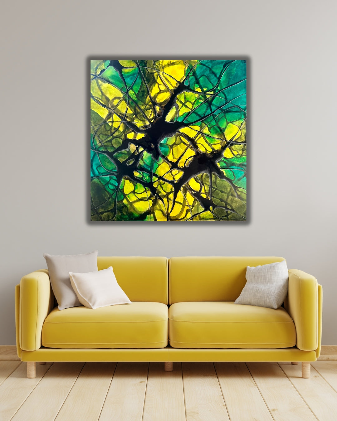 Abstraktes Acrylbild "Vernetzt 1" in den Maßen 100 x 100 cm, von Sabine Hoch-Himmighofen. Kräftige schwarze Linien, die an Zellstrukturen oder Äste erinnern, durchziehen einen leuchtend gelb-grünen Hintergrund. Die Farbübergänge sind fließend und wirken wie gefärbte Tinte oder Alkohol-Ink. Das zentrale Motiv ist eine dichte, netzartige Struktur aus schwarzen Linien, die sich über die leuchtenden, mosaikartigen Farbfelder spannt.