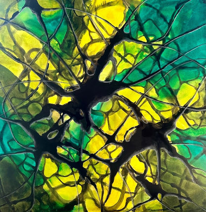 Abstraktes Acrylbild "Vernetzt 1" in den Maßen 100 x 100 cm, von Sabine Hoch-Himmighofen. Kräftige schwarze Linien, die an Zellstrukturen oder Äste erinnern, durchziehen einen leuchtend gelb-grünen Hintergrund. Die Farbübergänge sind fließend und wirken wie gefärbte Tinte oder Alkohol-Ink. Das zentrale Motiv ist eine dichte, netzartige Struktur aus schwarzen Linien, die sich über die leuchtenden, mosaikartigen Farbfelder spannt.