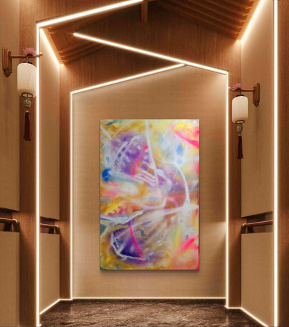 Großformatiges abstraktes Acrylgemälde "Diamant" von Sandra Conrad, dominiert von einer Mischung aus zarten Pastellfarben, Gold, Gelb und leuchtendem Pink. Die Fließtechnik erzeugt eine tiefgründige, dynamische Komposition mit hellen Lichtlinien.