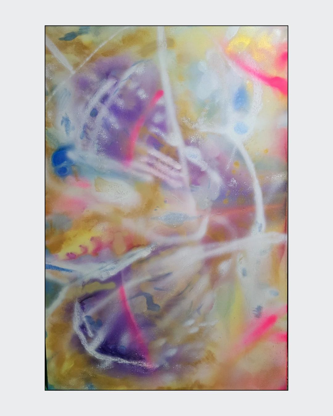 Großformatiges abstraktes Acrylgemälde "Diamant" von Sandra Conrad, dominiert von einer Mischung aus zarten Pastellfarben, Gold, Gelb und leuchtendem Pink. Die Fließtechnik erzeugt eine tiefgründige, dynamische Komposition mit hellen Lichtlinien.