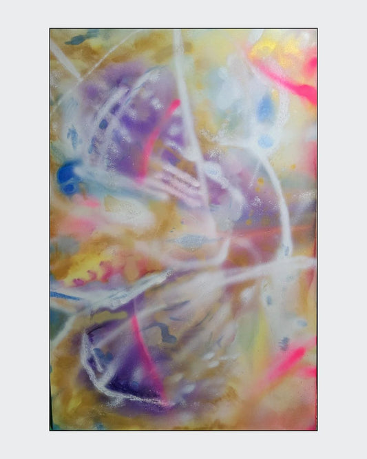 Großformatiges abstraktes Acrylgemälde "Diamant" von Sandra Conrad, dominiert von einer Mischung aus zarten Pastellfarben, Gold, Gelb und leuchtendem Pink. Die Fließtechnik erzeugt eine tiefgründige, dynamische Komposition mit hellen Lichtlinien.