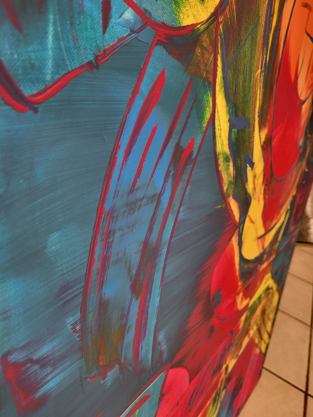 Abstraktes Acrylgemälde von Sandra Conrad im Hochformat mit leuchtenden Gelb-, Pink-, Orange- und Blautönen, gestischen Linien und dynamischen Farbflächen, Acryl auf Leinwand, 100 x 80 cm, ungerahmt.