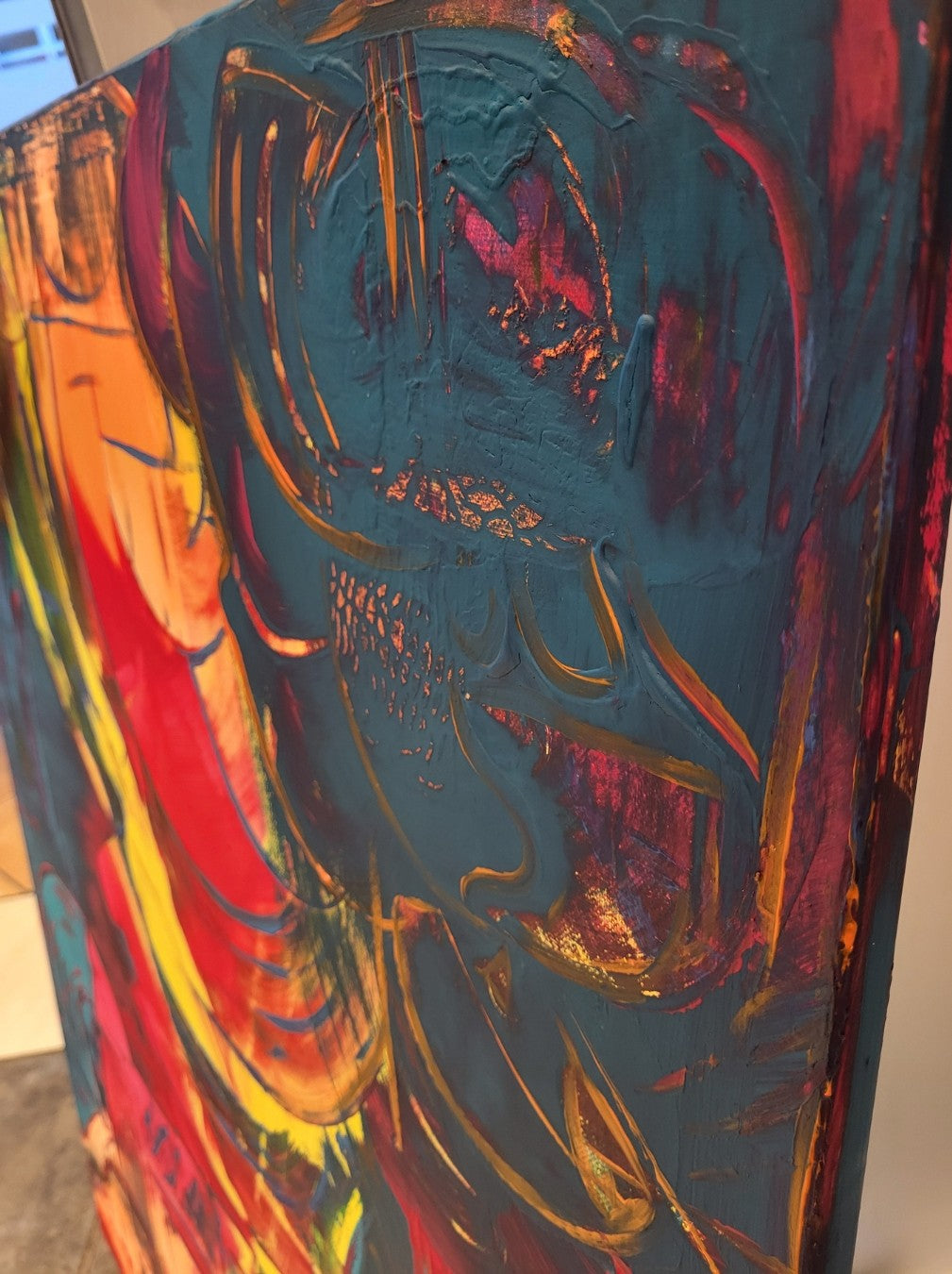 Abstraktes Acrylgemälde von Sandra Conrad im Hochformat mit leuchtenden Gelb-, Pink-, Orange- und Blautönen, gestischen Linien und dynamischen Farbflächen, Acryl auf Leinwand, 100 x 80 cm, ungerahmt.