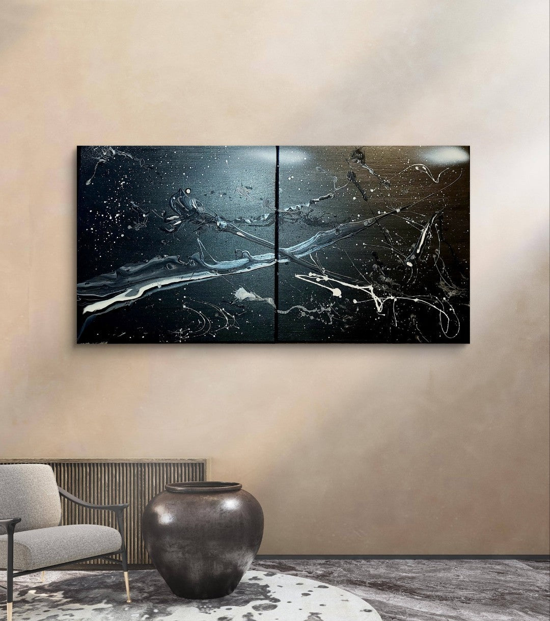 Zweiteiliges abstraktes Gemälde von Sandra Conrad in Schwarz, Weiß und silbrig-grauen Tönen mit dynamischen Linien, Spritzern und fließenden Strukturen auf dunklem Hintergrund, Acryl auf Leinwand, je 50 x 50 cm, ungerahmt.