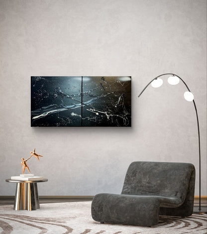 Zweiteiliges abstraktes Gemälde von Sandra Conrad in Schwarz, Weiß und silbrig-grauen Tönen mit dynamischen Linien, Spritzern und fließenden Strukturen auf dunklem Hintergrund, Acryl auf Leinwand, je 50 x 50 cm, ungerahmt.