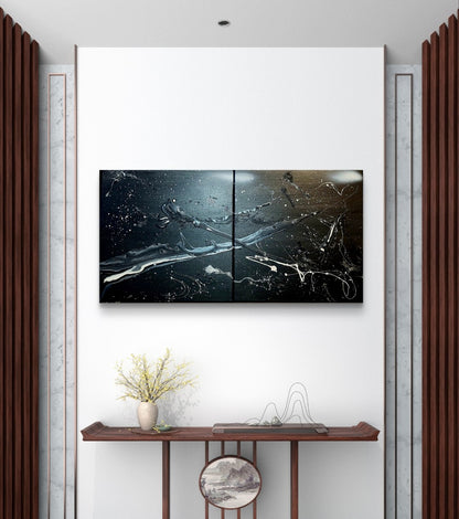 Zweiteiliges abstraktes Gemälde von Sandra Conrad in Schwarz, Weiß und silbrig-grauen Tönen mit dynamischen Linien, Spritzern und fließenden Strukturen auf dunklem Hintergrund, Acryl auf Leinwand, je 50 x 50 cm, ungerahmt.