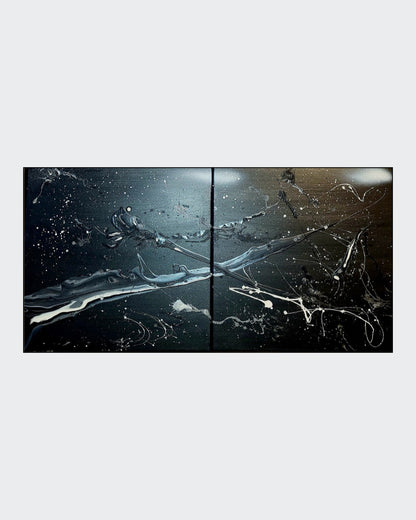 Zweiteiliges abstraktes Gemälde von Sandra Conrad in Schwarz, Weiß und silbrig-grauen Tönen mit dynamischen Linien, Spritzern und fließenden Strukturen auf dunklem Hintergrund, Acryl auf Leinwand, je 50 x 50 cm, ungerahmt.