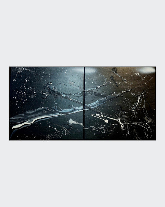 Zweiteiliges abstraktes Gemälde von Sandra Conrad in Schwarz, Weiß und silbrig-grauen Tönen mit dynamischen Linien, Spritzern und fließenden Strukturen auf dunklem Hintergrund, Acryl auf Leinwand, je 50 x 50 cm, ungerahmt.