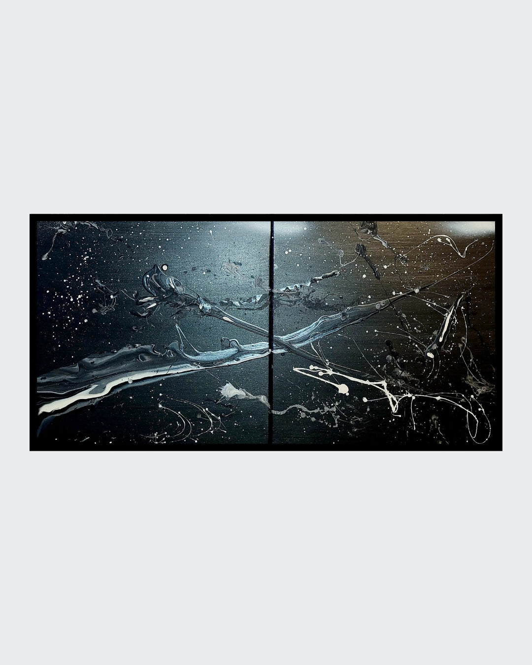 Zweiteiliges abstraktes Gemälde von Sandra Conrad in Schwarz, Weiß und silbrig-grauen Tönen mit dynamischen Linien, Spritzern und fließenden Strukturen auf dunklem Hintergrund, Acryl auf Leinwand, je 50 x 50 cm, ungerahmt.