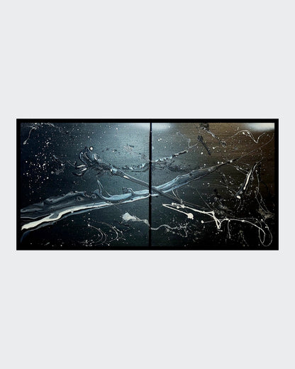 Zweiteiliges abstraktes Gemälde von Sandra Conrad in Schwarz, Weiß und silbrig-grauen Tönen mit dynamischen Linien, Spritzern und fließenden Strukturen auf dunklem Hintergrund, Acryl auf Leinwand, je 50 x 50 cm, ungerahmt.