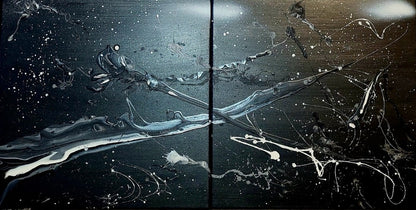 Zweiteiliges abstraktes Gemälde von Sandra Conrad in Schwarz, Weiß und silbrig-grauen Tönen mit dynamischen Linien, Spritzern und fließenden Strukturen auf dunklem Hintergrund, Acryl auf Leinwand, je 50 x 50 cm, ungerahmt.