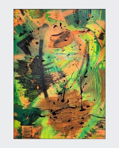 Abstraktes Acrylgemälde "Dschungel" von Sandra Conrad im schwarzen Rahmen. Die Komposition ist hochformatig und sehr dynamisch, dominiert von leuchtenden Grün-, Gelb- und Orangetönen, die von breiten, schwarzen Pinselstrichen und Farbspritzern überlagert werden.