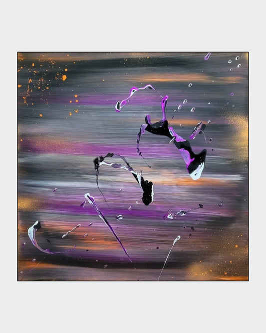 Quadratisches abstraktes Acrylgemälde "Eine andere Art von Himmel" von Sandra Conrad. Der Hintergrund zeigt weiche, horizontale Streifen in Grau, Violett und Orange. Darüber liegen fließende, dynamische Spritzer in Violett, Schwarz und Weiß.