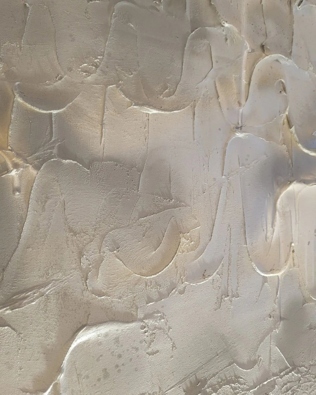 Quadratisches Strukturgemälde „Eiszeit, Die Eleganz des Ewigen“ von Sandra Conrad mit plastischen Flächen in Silber, Anthrazit, Weiß und kühlen Grautönen.
