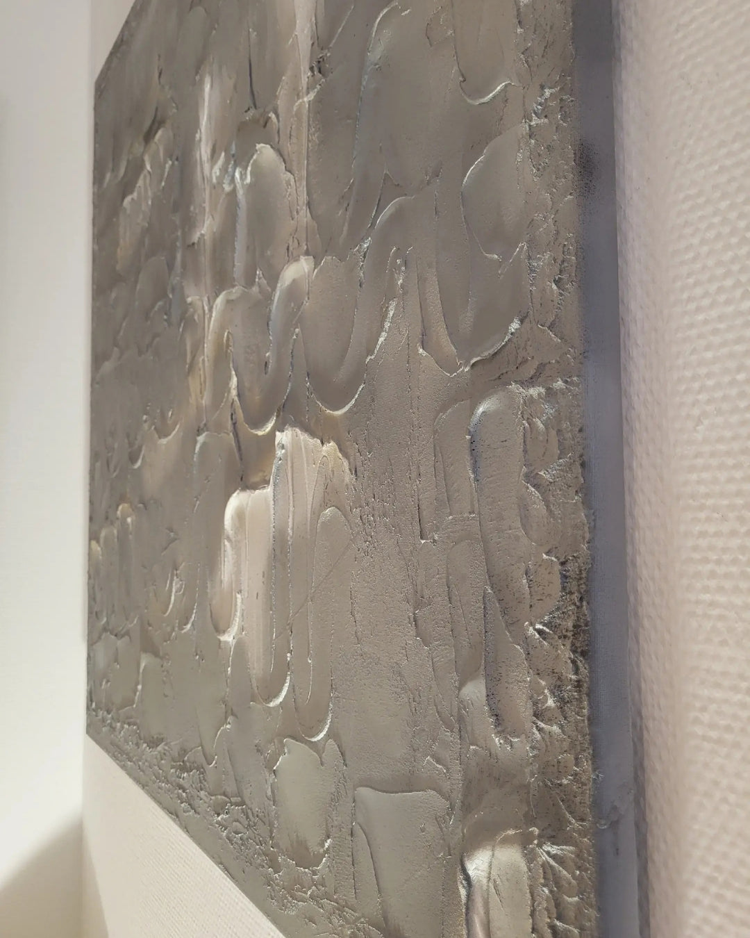 Quadratisches Strukturgemälde „Eiszeit, Die Eleganz des Ewigen“ von Sandra Conrad mit plastischen Flächen in Silber, Anthrazit, Weiß und kühlen Grautönen.