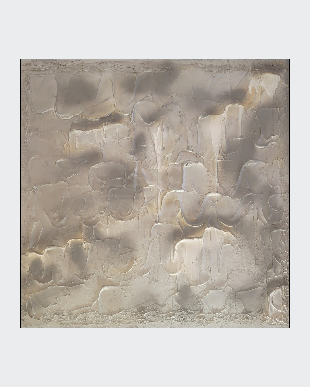 Quadratisches Strukturgemälde „Eiszeit, Die Eleganz des Ewigen“ von Sandra Conrad mit plastischen Flächen in Silber, Anthrazit, Weiß und kühlen Grautönen.