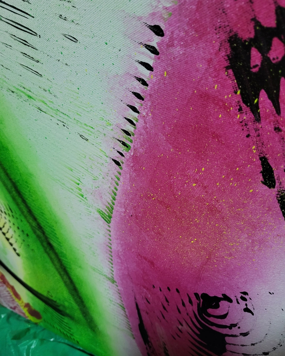 Großformatige abstrakte Acrylmalerei „Fruit“ von Sandra Conrad mit organischen Formen und dynamischen Pinselzügen in Grün, Gelb, Pink und Schwarz.