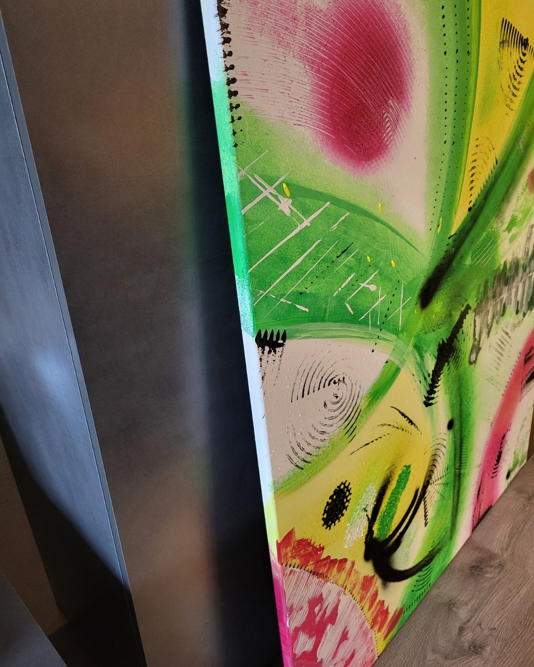 Großformatige abstrakte Acrylmalerei „Fruit“ von Sandra Conrad mit organischen Formen und dynamischen Pinselzügen in Grün, Gelb, Pink und Schwarz.