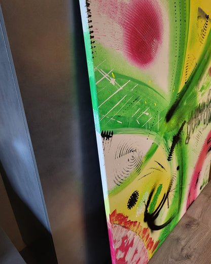 Großformatige abstrakte Acrylmalerei „Fruit“ von Sandra Conrad mit organischen Formen und dynamischen Pinselzügen in Grün, Gelb, Pink und Schwarz.