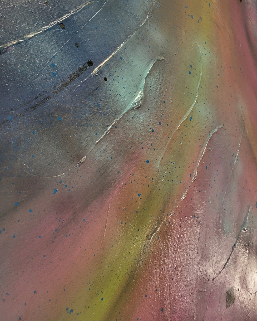 Großformatige Acrylmalerei „Geheimnisvolle Ebenen“ von Sandra Conrad mit Kosmosblau, Türkis, Pink, Weiß und kühlen Steel-Akzenten.