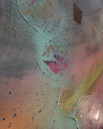 Großformatige Acrylmalerei „Geheimnisvolle Ebenen“ von Sandra Conrad mit Kosmosblau, Türkis, Pink, Weiß und kühlen Steel-Akzenten.