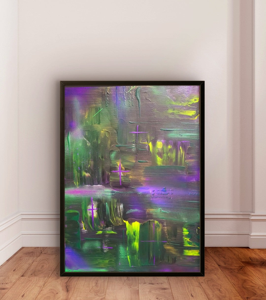 Abstraktes Gemälde von Sandra Conrad mit leuchtenden Grün-, Violett- und Gelbtönen sowie grauen und dunklen Farbschichten, Acryl auf Leinwand im Hochformat 80 x 60 cm, inkl. schwarzem Rahmen.