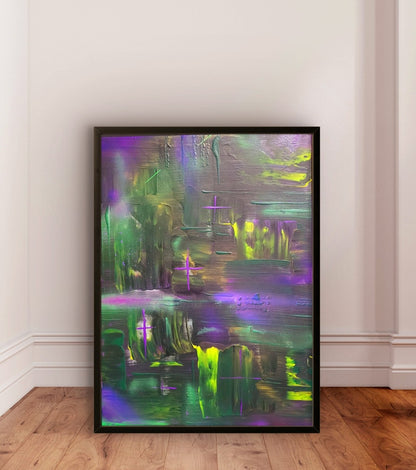 Abstraktes Gemälde von Sandra Conrad mit leuchtenden Grün-, Violett- und Gelbtönen sowie grauen und dunklen Farbschichten, Acryl auf Leinwand im Hochformat 80 x 60 cm, inkl. schwarzem Rahmen.
