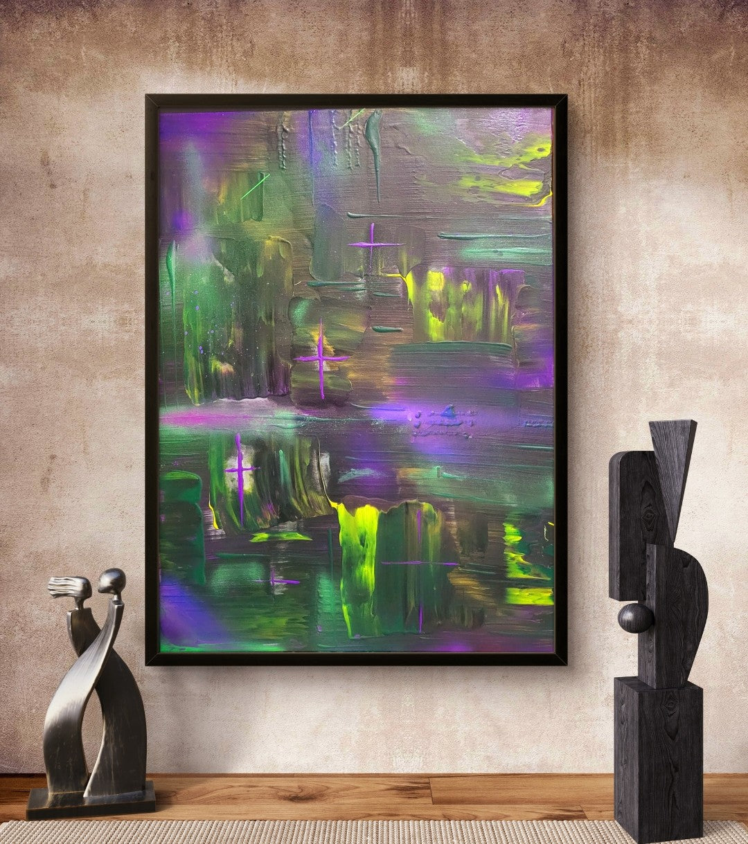Abstraktes Gemälde von Sandra Conrad mit leuchtenden Grün-, Violett- und Gelbtönen sowie grauen und dunklen Farbschichten, Acryl auf Leinwand im Hochformat 80 x 60 cm, inkl. schwarzem Rahmen.