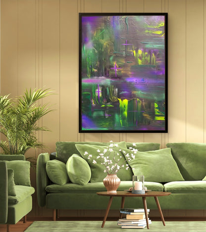 Abstraktes Gemälde von Sandra Conrad mit leuchtenden Grün-, Violett- und Gelbtönen sowie grauen und dunklen Farbschichten, Acryl auf Leinwand im Hochformat 80 x 60 cm, inkl. schwarzem Rahmen.