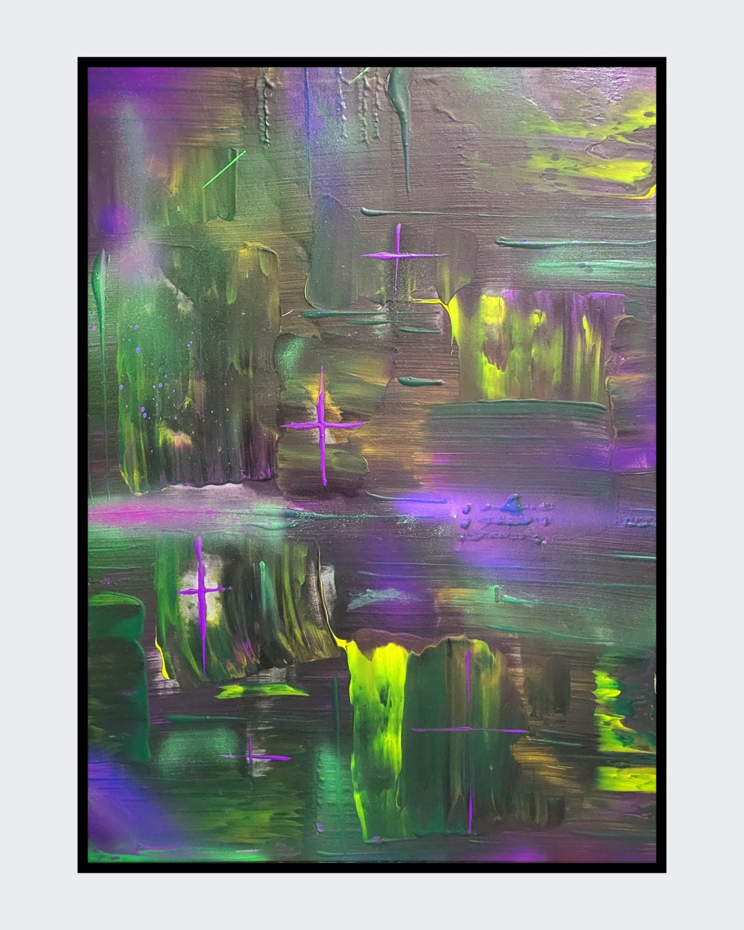 Abstraktes Gemälde von Sandra Conrad mit leuchtenden Grün-, Violett- und Gelbtönen sowie grauen und dunklen Farbschichten, Acryl auf Leinwand im Hochformat 80 x 60 cm, inkl. schwarzem Rahmen.