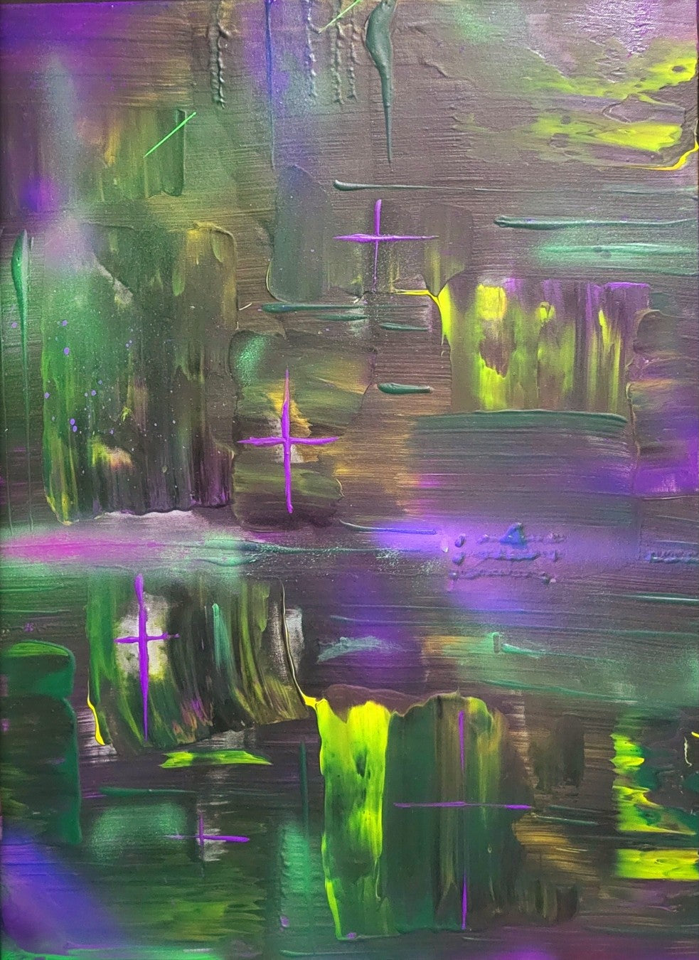 Abstraktes Gemälde von Sandra Conrad mit leuchtenden Grün-, Violett- und Gelbtönen sowie grauen und dunklen Farbschichten, Acryl auf Leinwand im Hochformat 80 x 60 cm, inkl. schwarzem Rahmen.