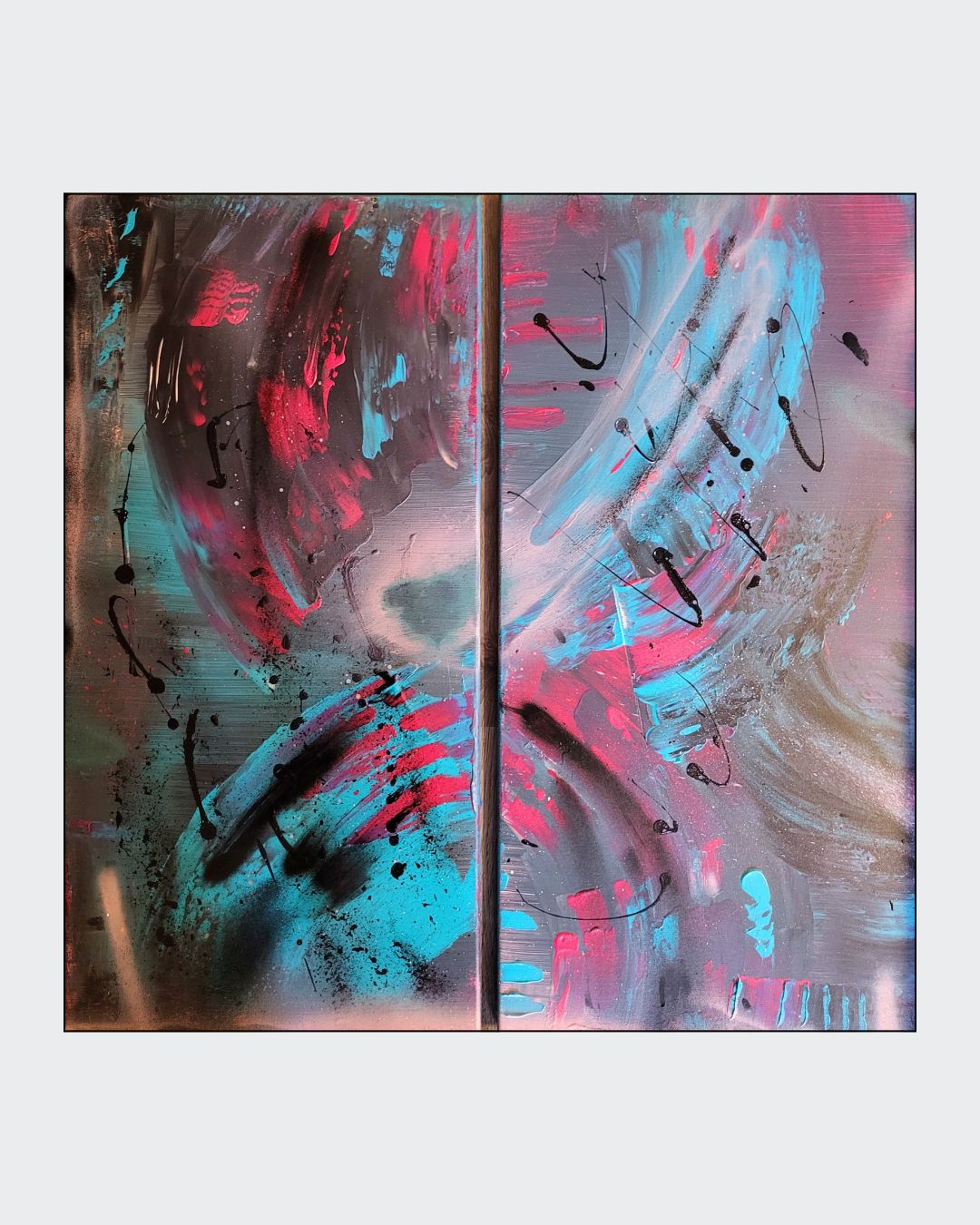Abstraktes Acryl-Diptychon "Ice and Fire" von Sandra Conrad, bestehend aus zwei Leinwänden. Die Komposition zeigt einen intensiven Kontrast zwischen leuchtendem Cyan-Blau und Neon-Pink auf einem dunklen, grauen und schwarzen Hintergrund.