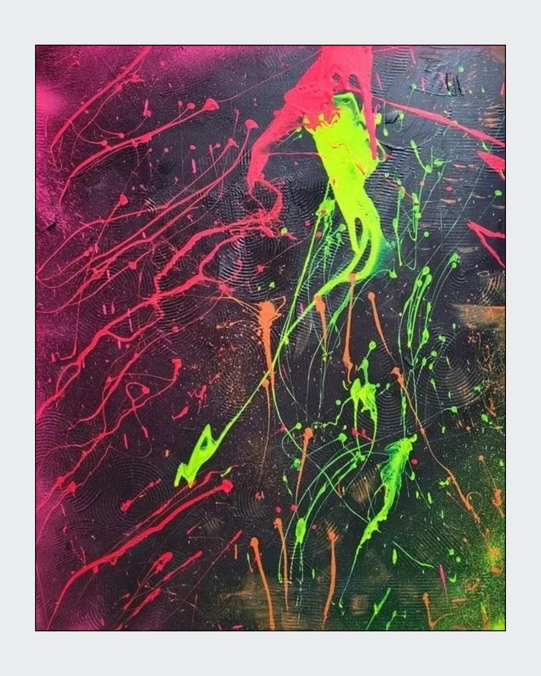 Abstraktes Acrylgemälde "Neon Galaxy" von Sandra Conrad, dominiert von einer dunklen Oberfläche, über die sich dynamische Spritzer und fließende Formen in fluoriszierendem Neon-Grün, Rot und Orange ziehen.
