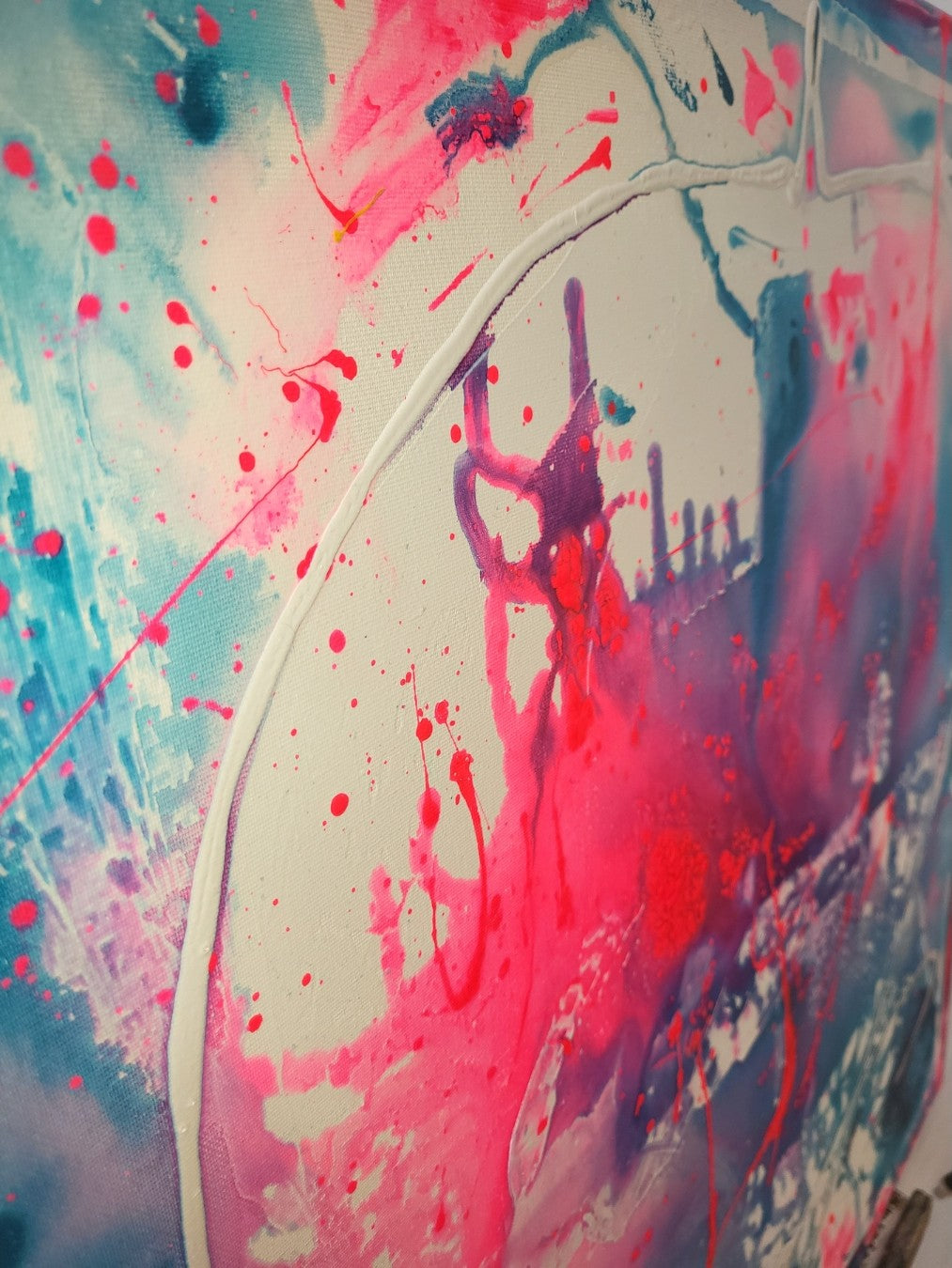 Abstraktes Gemälde von Sandra Conrad in Türkis, Weiß und Neonpink mit fließenden Farbverläufen, dynamischen Linien und Spritzern, Acryl auf Leinwand, 80 x 80 cm, im weißen Rahmen.