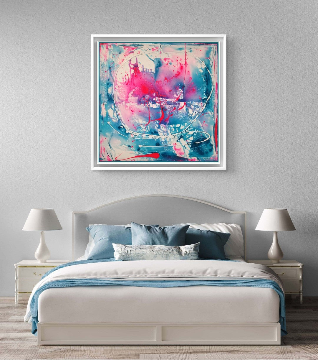 Abstraktes Gemälde von Sandra Conrad in Türkis, Weiß und Neonpink mit fließenden Farbverläufen, dynamischen Linien und Spritzern, Acryl auf Leinwand, 80 x 80 cm, im weißen Rahmen.