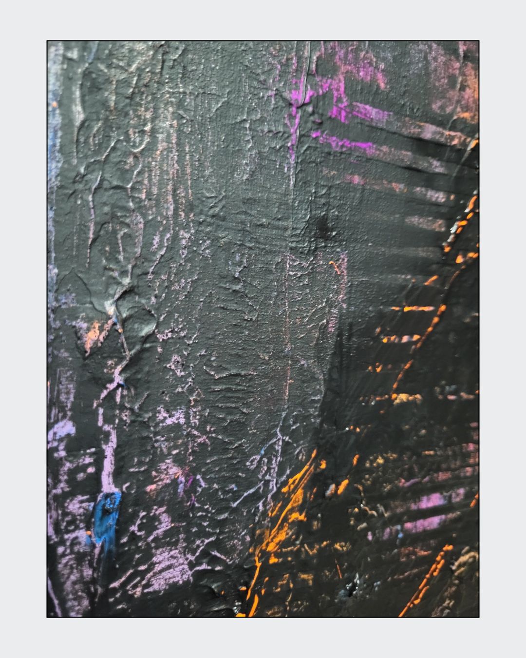 Großformatiges, horizontales Acrylgemälde "Underground" von Sandra Conrad, das von dicker, schwarzer und grauer Strukturpaste dominiert wird. Feine Linien und Spritzer in fluoriszierendem Orange, Blau, Lila und Pink setzen leuchtende Akzente.