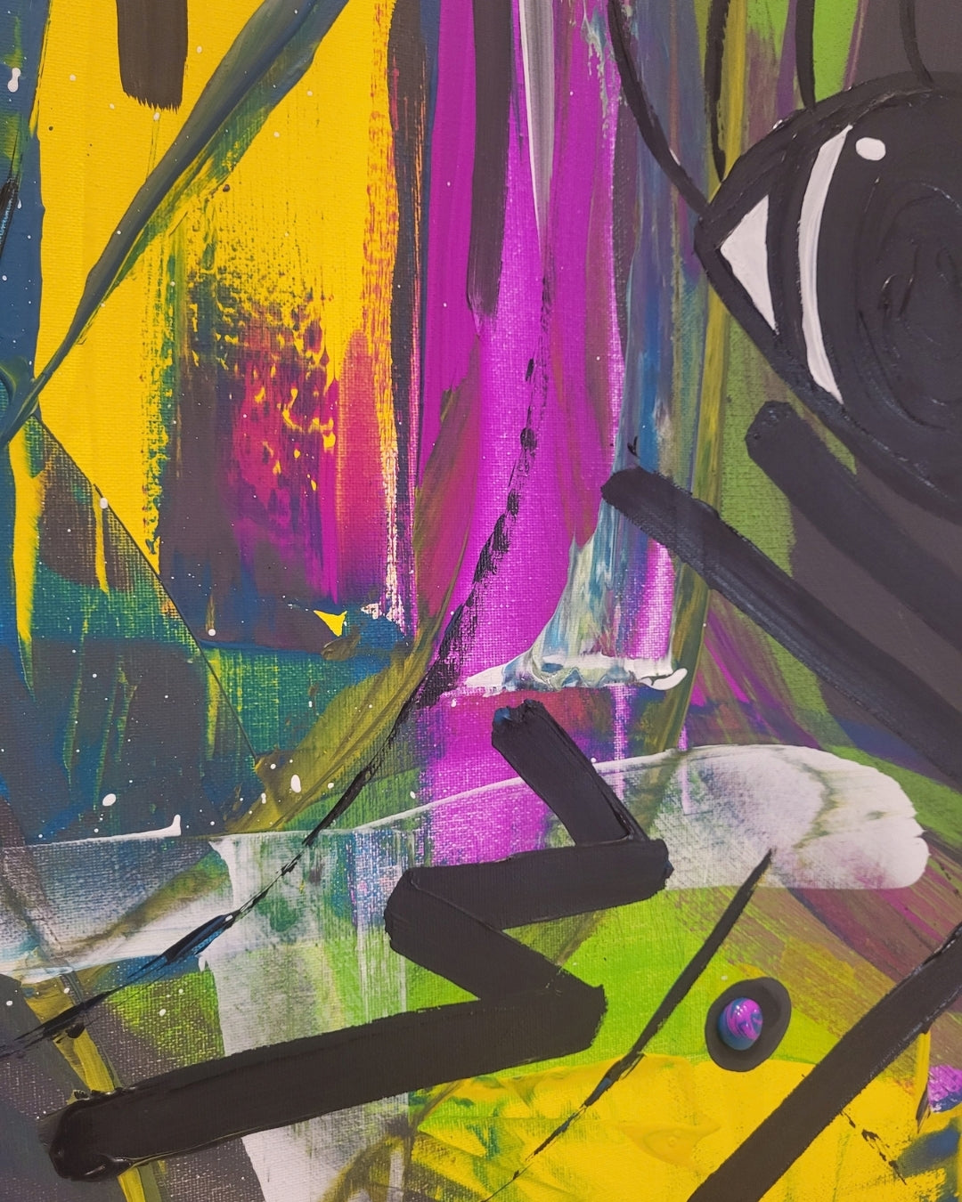 Expressiv-figurative Acrylmalerei „Vibrant Rhythm“ von Sandra Conrad mit fragmentierten Gesichtern und markanten Augen in Pink, Grün, Gelb, Blau und Violett.