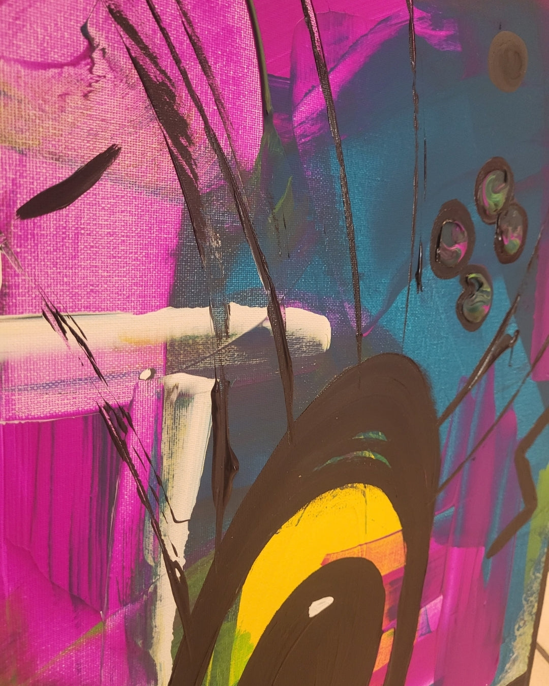 Expressiv-figurative Acrylmalerei „Vibrant Rhythm“ von Sandra Conrad mit fragmentierten Gesichtern und markanten Augen in Pink, Grün, Gelb, Blau und Violett.
