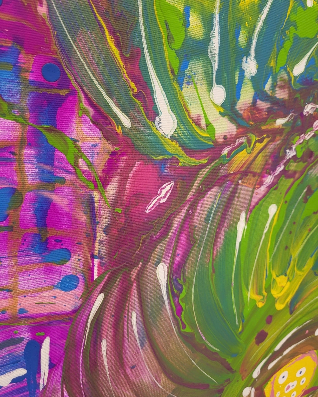 Großformatige Acrylmalerei „Water Life“ von Sandra Conrad mit Fluid-Art-Strukturen in Grün, Ozeanblau, Magenta, Gelb und Weiß.