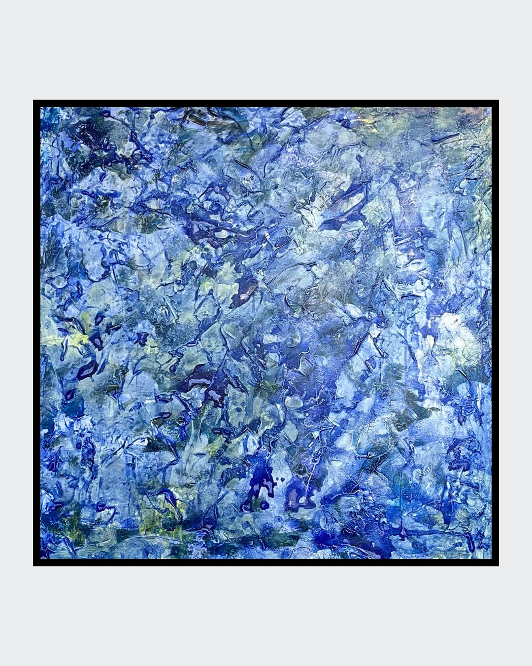 Abstraktes Gemälde „Blaue Variation“ von Sigrid Bautze-Klinder, 100 × 100 cm, Acryl auf Leinwand mit Strukturpaste. Dynamische Blautöne mit grünen Akzenten schaffen eine lebendige, tiefenwirksame Textur. Die Komposition erinnert an Wasserbewegungen oder Naturstrukturen. Die pastose Malweise verleiht dem Bild eine haptische Qualität. Ein modernes Kunstwerk mit starkem Ausdruck.