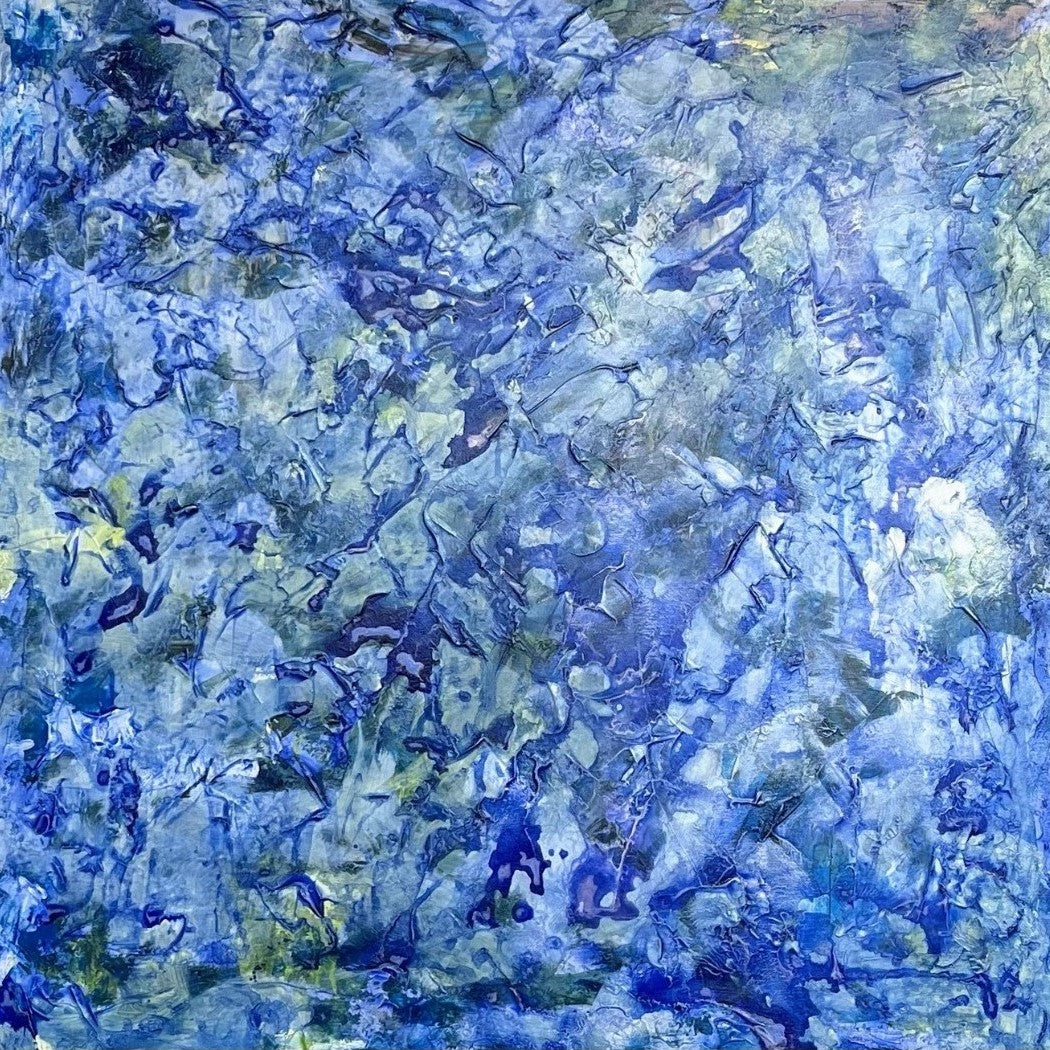 Abstraktes Gemälde „Blaue Variation“ von Sigrid Bautze-Klinder, 100 × 100 cm, Acryl auf Leinwand mit Strukturpaste. Dynamische Blautöne mit grünen Akzenten schaffen eine lebendige, tiefenwirksame Textur. Die Komposition erinnert an Wasserbewegungen oder Naturstrukturen. Die pastose Malweise verleiht dem Bild eine haptische Qualität. Ein modernes Kunstwerk mit starkem Ausdruck.