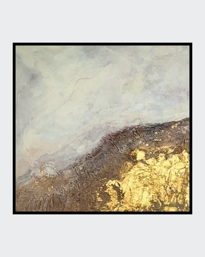 Strukturiertes Gemälde mit erdigen Brauntönen und schimmerndem Gold. Die raue, reliefartige Oberfläche erinnert an eine Felslandschaft im Sonnenlicht. Feine Farbschichten erzeugen Tiefe und Kontraste zwischen matten und glänzenden Bereichen. Die goldenen Elemente reflektieren das Licht und verleihen dem Werk eine edle, fast archaische Ausstrahlung.