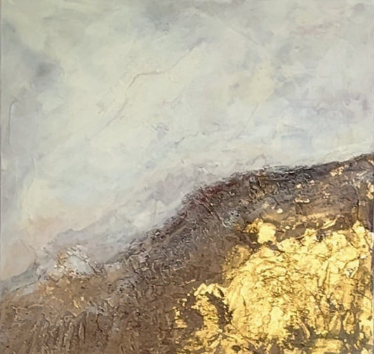 Strukturiertes Gemälde mit erdigen Brauntönen und schimmerndem Gold. Die raue, reliefartige Oberfläche erinnert an eine Felslandschaft im Sonnenlicht. Feine Farbschichten erzeugen Tiefe und Kontraste zwischen matten und glänzenden Bereichen. Die goldenen Elemente reflektieren das Licht und verleihen dem Werk eine edle, fast archaische Ausstrahlung.
