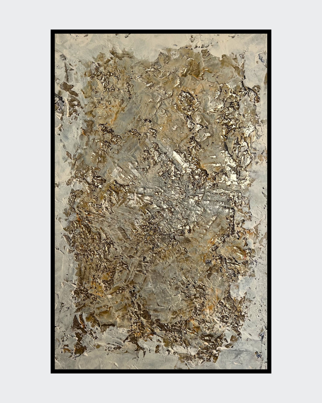 Abstraktes Kunstwerk mit strukturierter Oberfläche in sanften Erdtönen und edlen Goldakzenten. Die raue Textur aus Champagnerkreide trifft auf glänzende Blattgold-Fragmente, die in das Werk eingearbeitet sind. Das Bild wirkt wie eine verwitterte, schimmernde Oberfläche, die Licht und Schatten auf faszinierende Weise reflektiert.