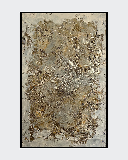 Abstraktes Kunstwerk mit strukturierter Oberfläche in sanften Erdtönen und edlen Goldakzenten. Die raue Textur aus Champagnerkreide trifft auf glänzende Blattgold-Fragmente, die in das Werk eingearbeitet sind. Das Bild wirkt wie eine verwitterte, schimmernde Oberfläche, die Licht und Schatten auf faszinierende Weise reflektiert.