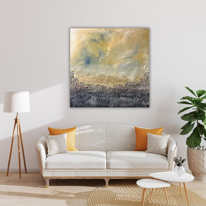 Abstraktes Gemälde "Herbststürme" von Sigrid Bautze-Klinder in erdigen Beige- und Grautönen, mit Blattgold, Sumpfkalk und Sand, das herbstliche Sturmwolken und Landschaften darstellt. Exklusiv in unserer Online-Galerie ARTSPACER.