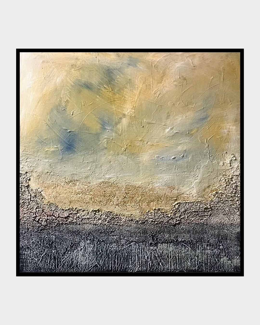 Abstraktes Gemälde "Herbststürme" von Sigrid Bautze-Klinder in erdigen Beige- und Grautönen, mit Blattgold, Sumpfkalk und Sand, das herbstliche Sturmwolken und Landschaften darstellt. Exklusiv in unserer Online-Galerie ARTSPACER.