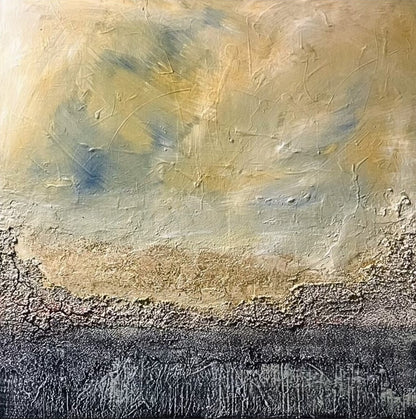 Abstraktes Gemälde "Herbststürme" von Sigrid Bautze-Klinder in erdigen Beige- und Grautönen, mit Blattgold, Sumpfkalk und Sand, das herbstliche Sturmwolken und Landschaften darstellt. Exklusiv in unserer Online-Galerie ARTSPACER.