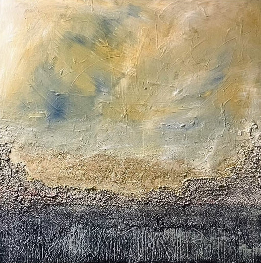 Abstraktes Gemälde "Herbststürme" von Sigrid Bautze-Klinder in erdigen Beige- und Grautönen, mit Blattgold, Sumpfkalk und Sand, das herbstliche Sturmwolken und Landschaften darstellt. Exklusiv in unserer Online-Galerie ARTSPACER.