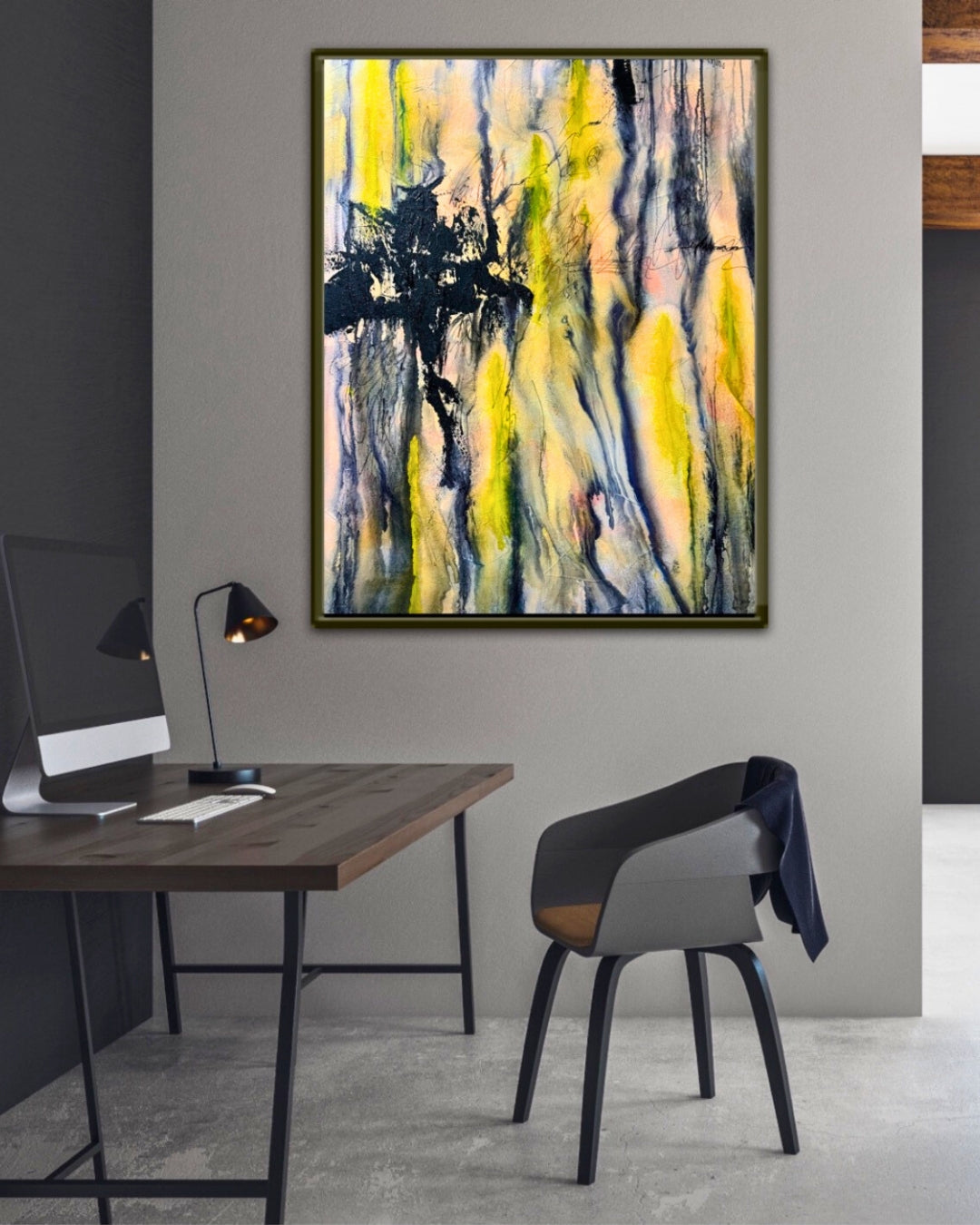 Zeitgenössisches abstraktes Gemälde mit lebendigen gelben und schwarzen Strichen auf einer weißen Leinwand, ausgestellt in einem modernen Büro mit einem Holztisch, Computer und einem stilvollen Stuhl mit einer darüber hängenden Jacke. Werk von Sigrid Bautze-Klinder in der ARTSPACER ONLINE-Galerie.